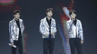 離譜！黃牛出租TFBOYS演唱會(huì)外爬樹(shù)看位