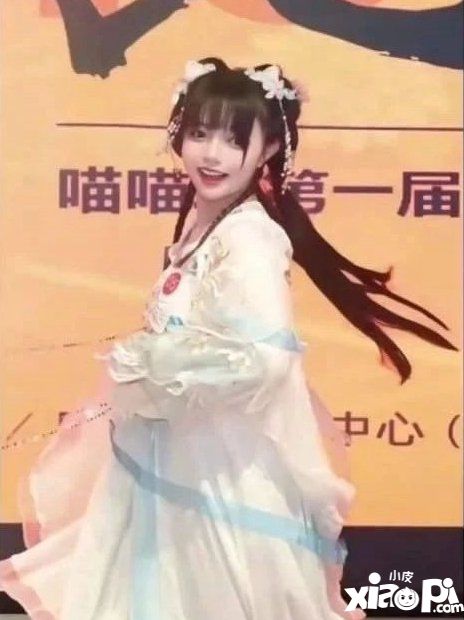 二次元的光！男生當(dāng)面感謝跪地急救的cos服小姐姐