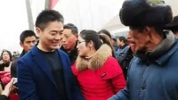 劉強東老師收到10萬后進行捐贈：為貧困學生買書包