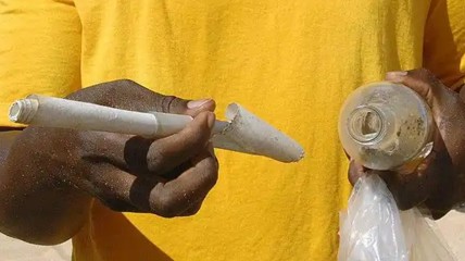 男孩在二戰(zhàn)遺址撿到66年前的漂流瓶：一封情書